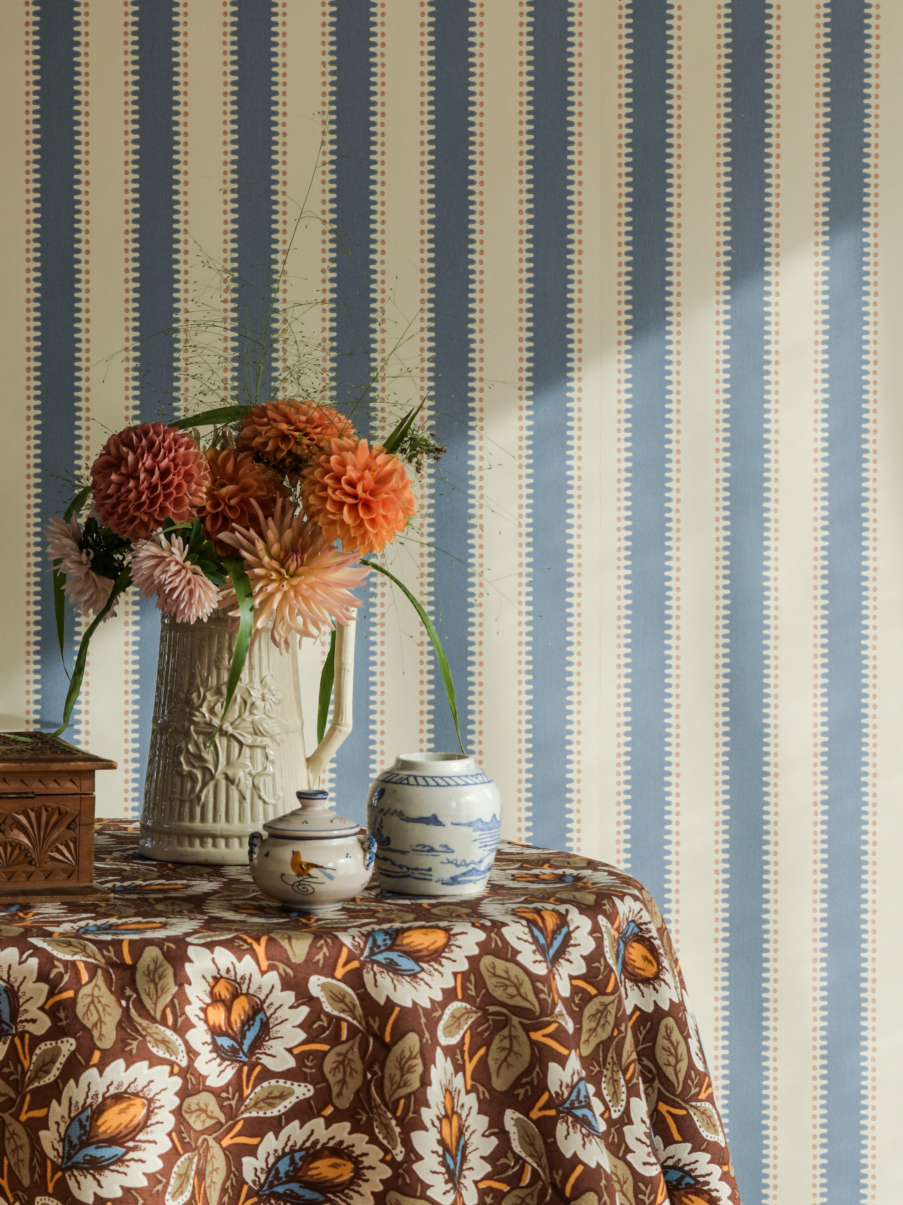 Wallpaper Jagged Stripe - Sky Blue – Långelid Von Brömssen