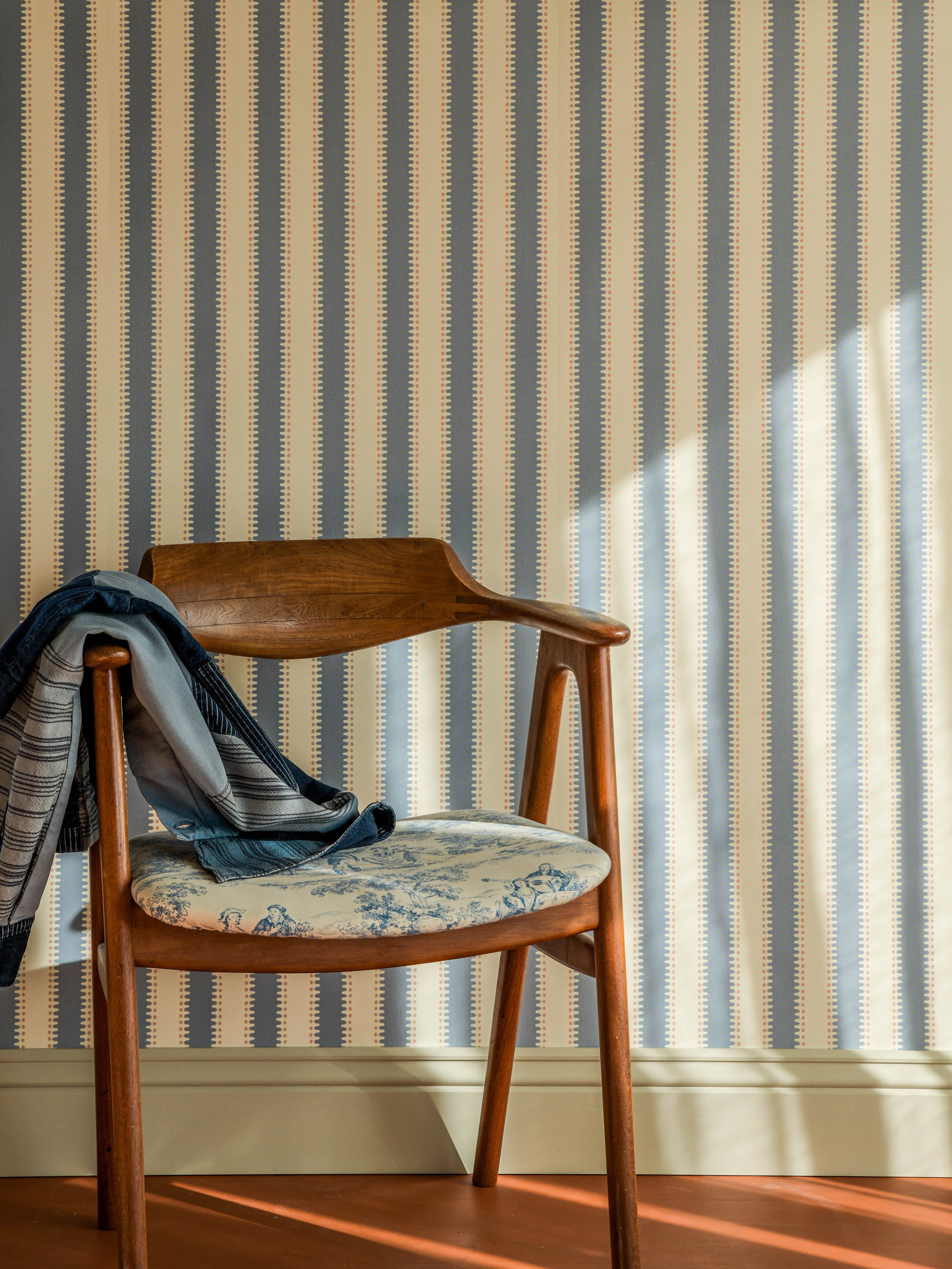 Wallpaper Jagged Stripe - Sky Blue – Långelid Von Brömssen
