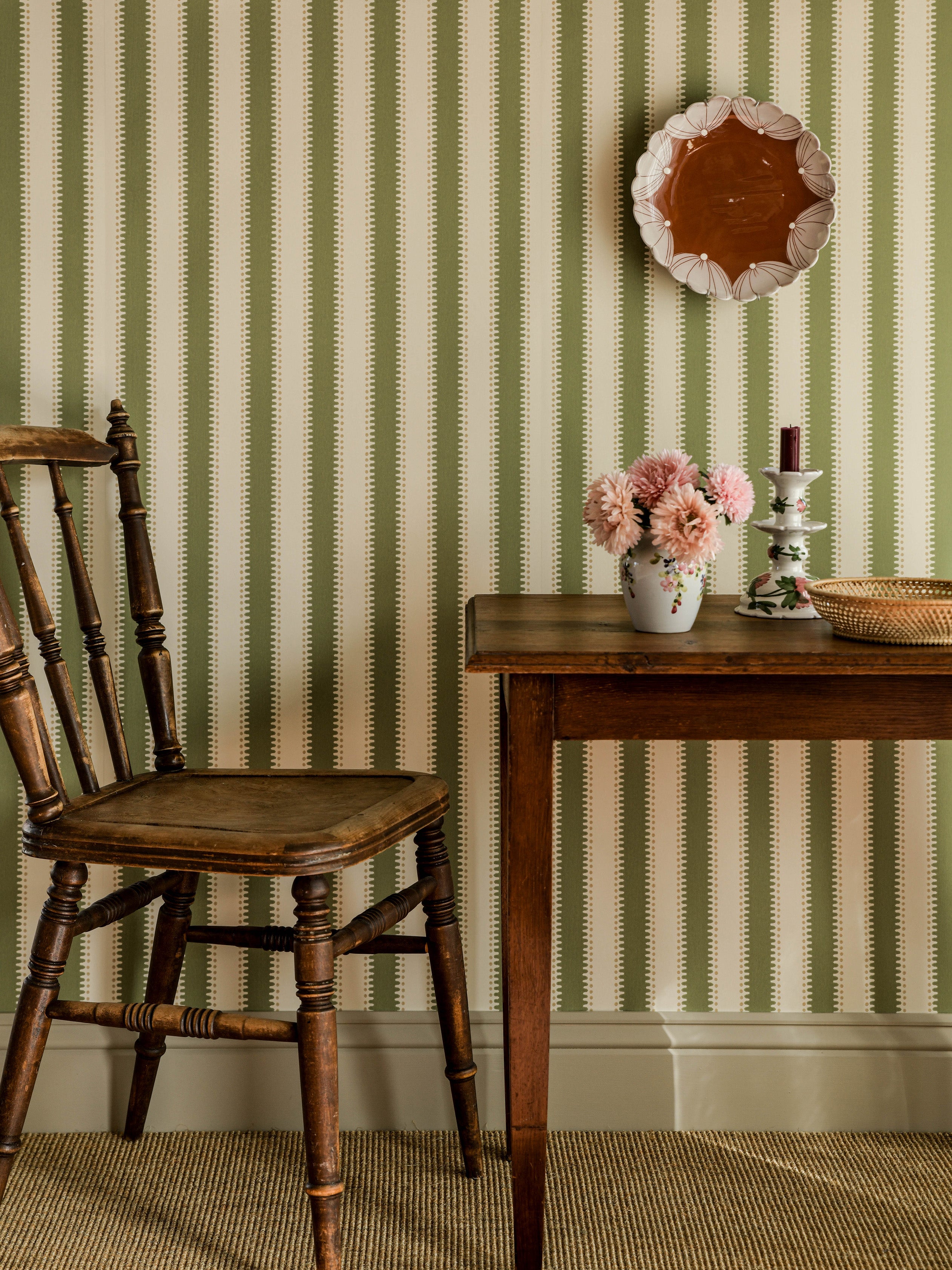 Wallpaper Jagged Stripe - Leaf Green – Långelid Von Brömssen